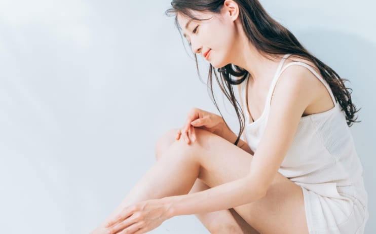 足をケアしている女性